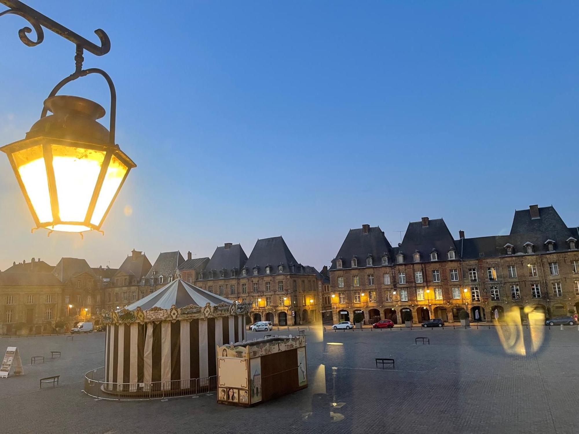Suites Mana- Studio Art Ducal Avec Terrasse Sur L'Arriere De La Place Ducale Parking Inclus Charleville-Mézières Eksteriør billede